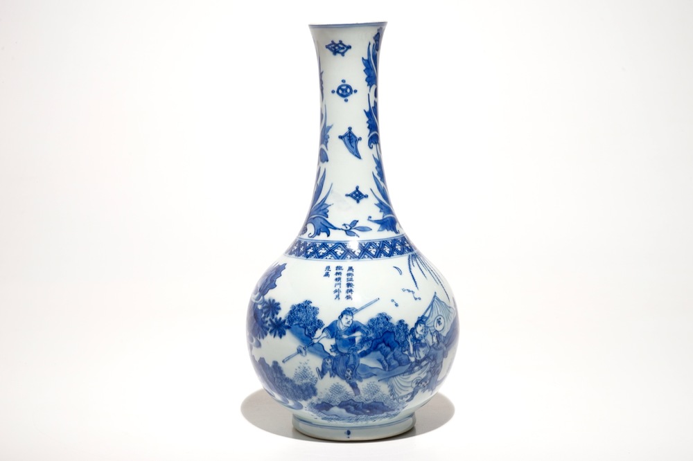 Un vase de forme bouteille en porcelaine de Chine bleu et blanc, &eacute;poque Transition